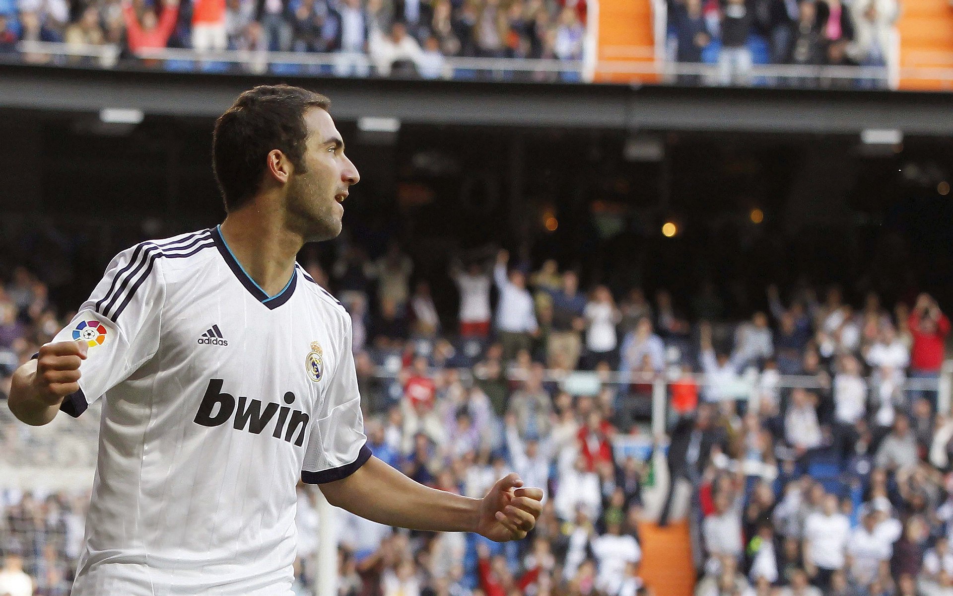 开云官网-冰与火之歌，马丁内利压制级发挥，那不勒斯冲垮冰岛防线